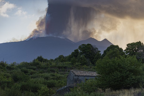 Foto - Etna, lav püskürtmeye başladı