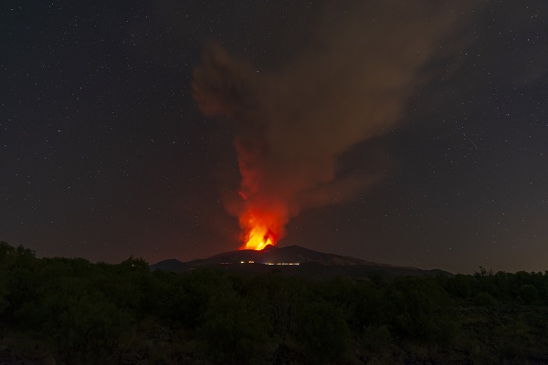 Etna Yanardağı harekete geçti