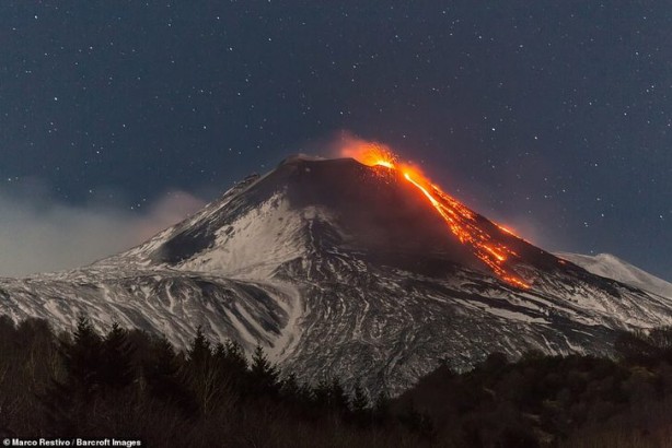 Etna Yanardağı yine patladı! Görsel şölen oluştu