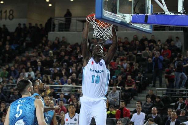 Foto - Tarihi maç öncesi Türk Telekom, İspanya'da skandalı yaşadı! Antrenör yaralandı, çok büyük provokasyon