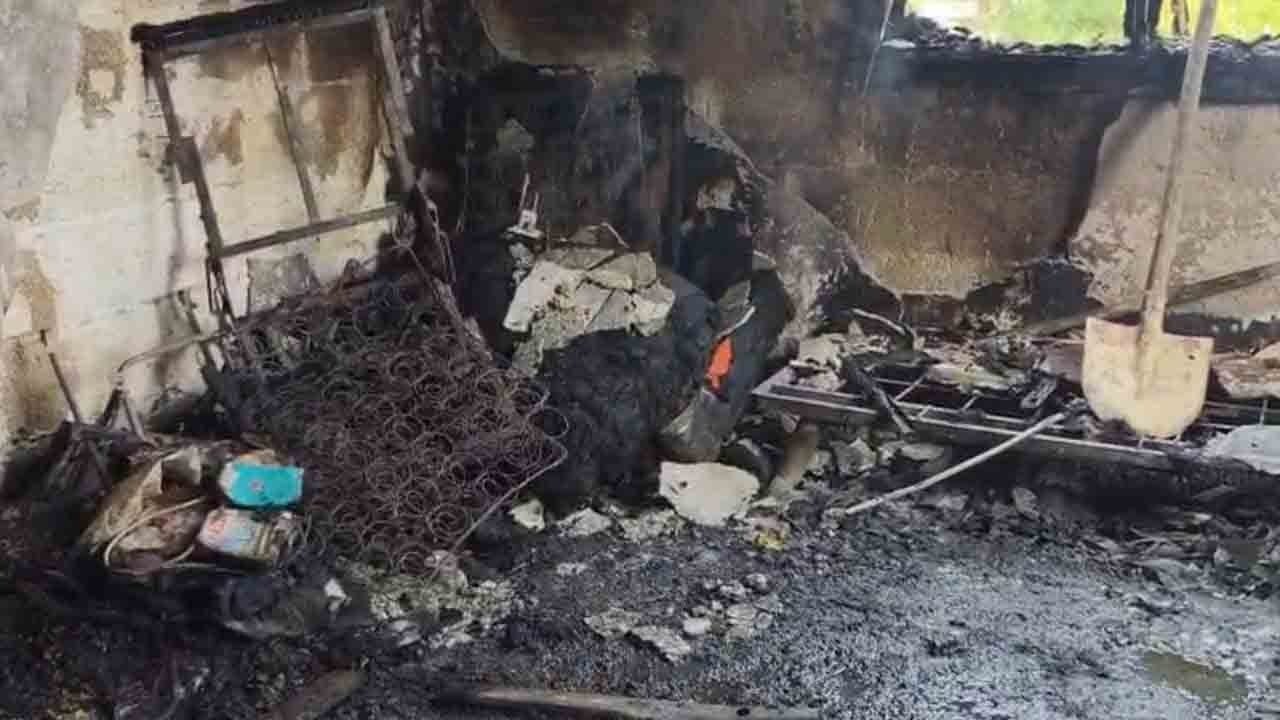 Foto - Ev alevlere teslim oldu! Yangın sonrası bir erkek cesedi bulundu!