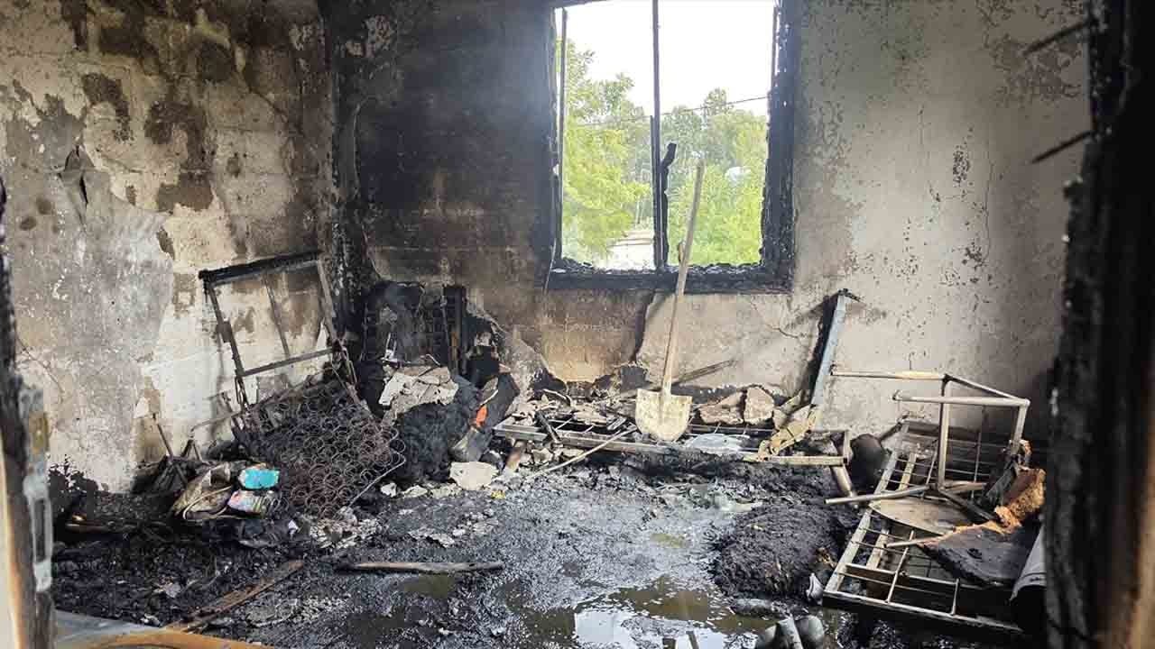 Foto - Ev alevlere teslim oldu! Yangın sonrası bir erkek cesedi bulundu!