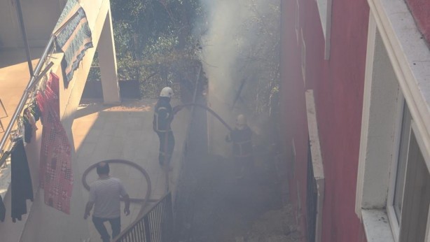 Foto - Ev bahçesinde korkutan yangın