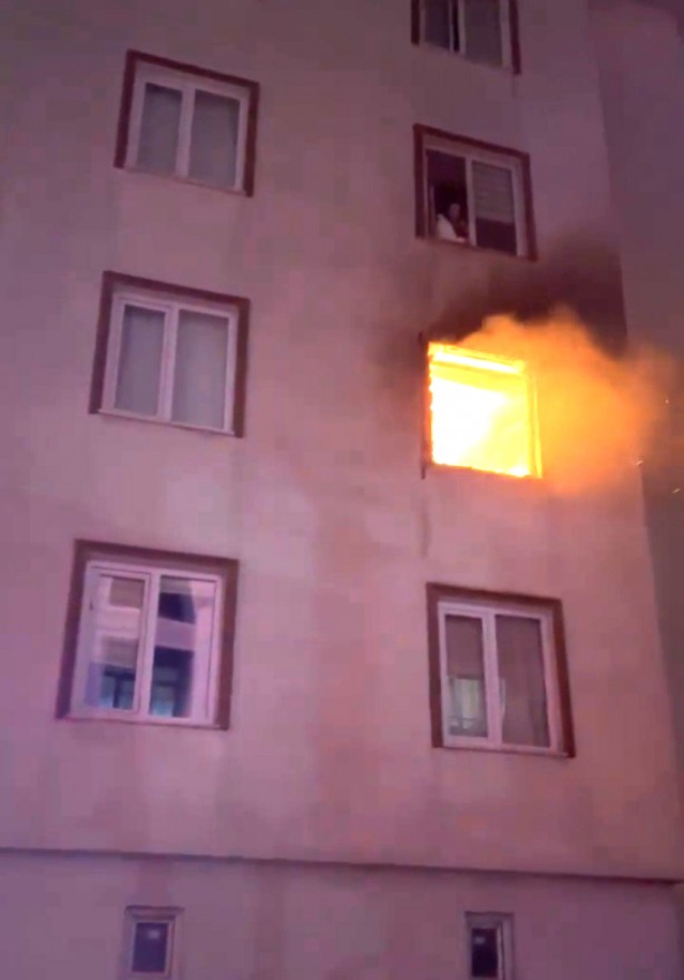 Foto - Ev cayır cayır yandı! Komşusu film izler gibi izledi