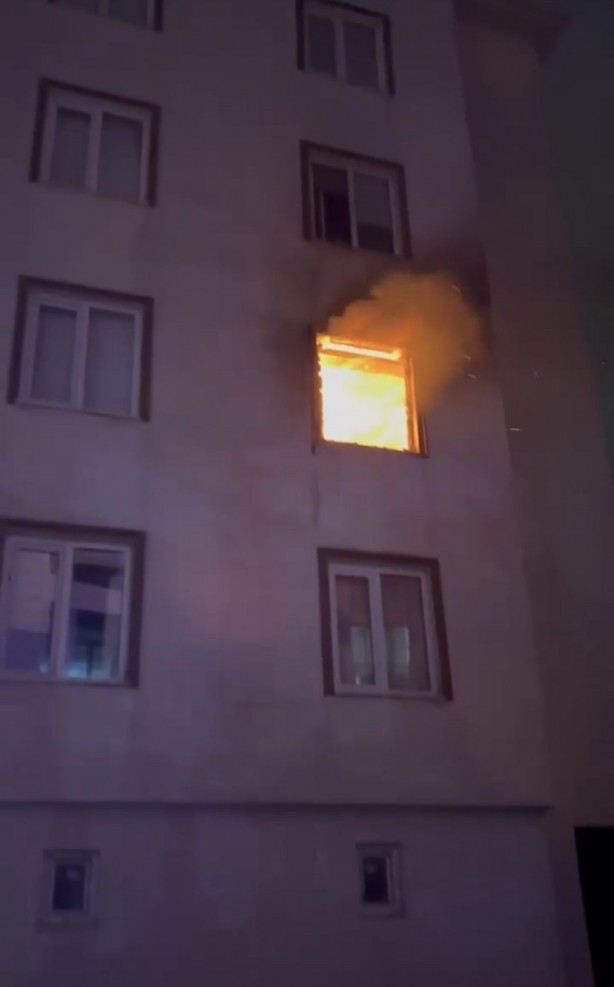 Foto - Ev cayır cayır yandı! Komşusu film izler gibi izledi