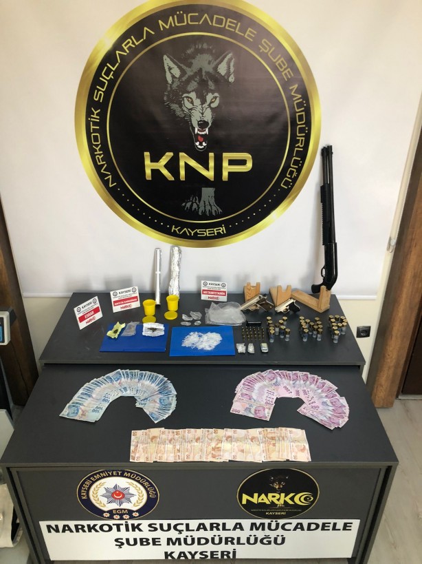 Foto - Ev değil cephanelik! Zehir tacirinin evinde ele geçirilenler şoke etti