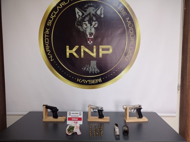 Ev değil cephanelik! Zehir tacirinin evinde ele geçirilenler şoke etti