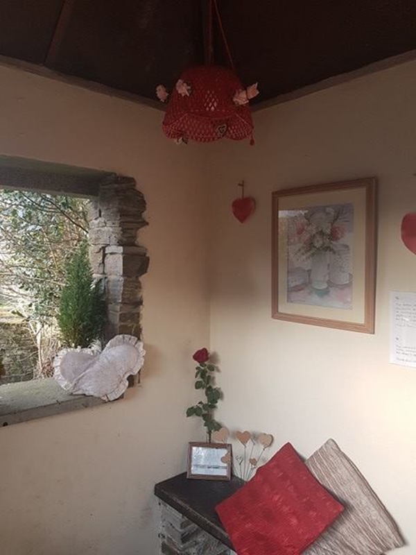 Foto - Ev gibi gözüküyor ama otobüs durağı!