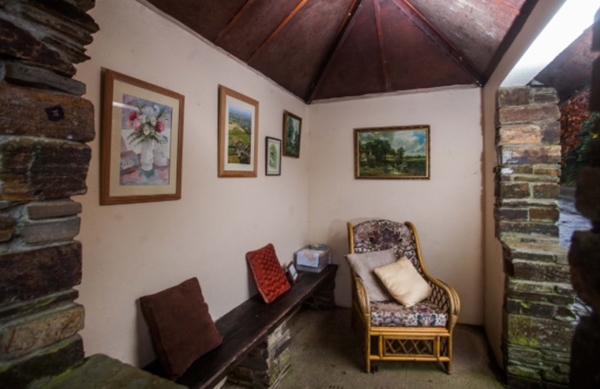 Foto - Ev gibi gözüküyor ama otobüs durağı!