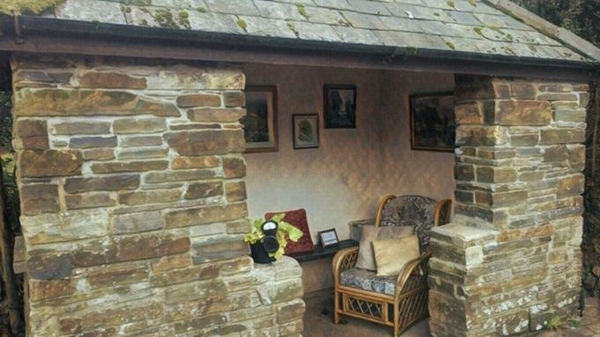 Foto - Ev gibi gözüküyor ama otobüs durağı!