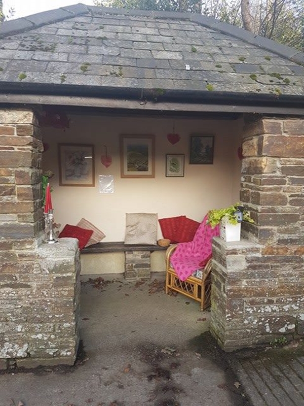 Foto - Ev gibi gözüküyor ama otobüs durağı!