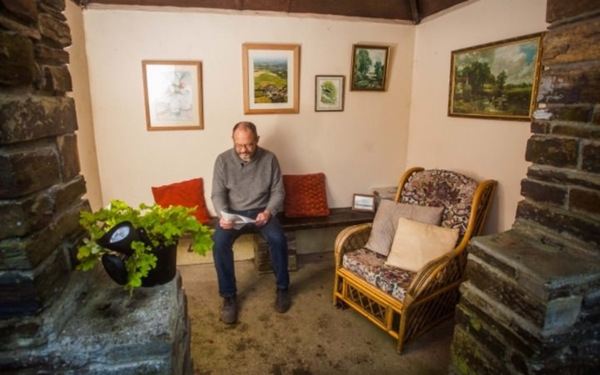 Foto - Ev gibi gözüküyor ama otobüs durağı!