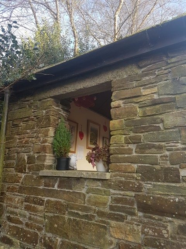 Foto - Ev gibi gözüküyor ama otobüs durağı!