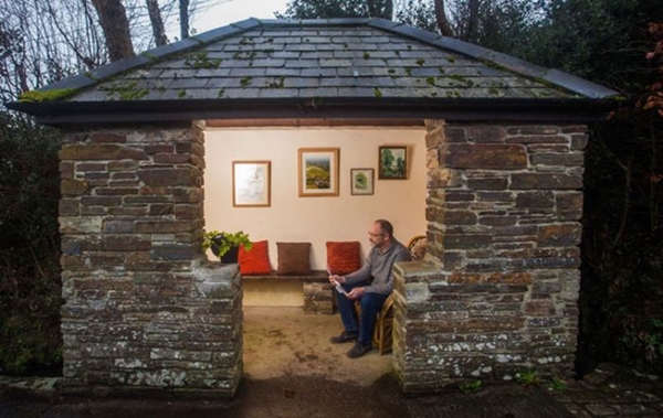 Ev gibi gözüküyor ama otobüs durağı!