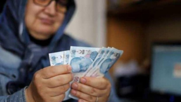 Ev hanımlarına emeklilikte yaş şartı ve prim detayı! Kim ne kadar ödeyecek? Devlet desteği ne kadar?