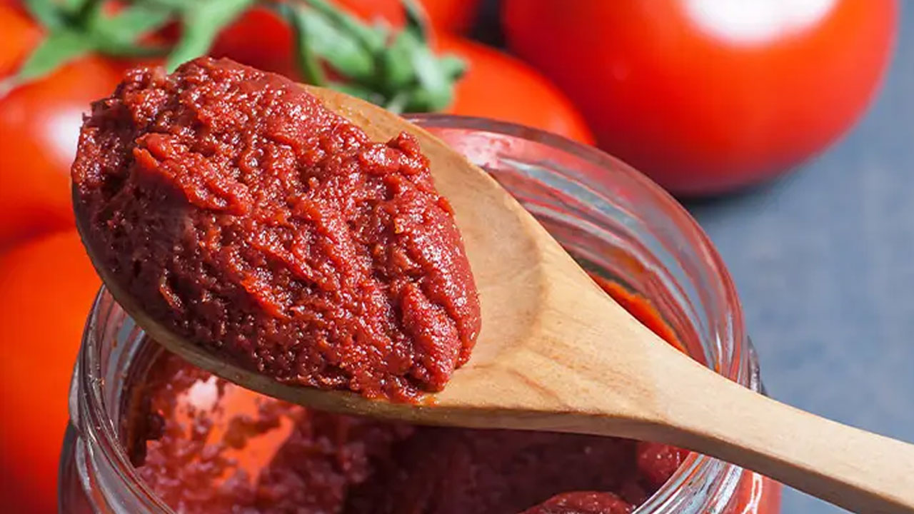 Ev hanımlarının dikkatine! İşte küflenmeden salça saklamanın sırrı