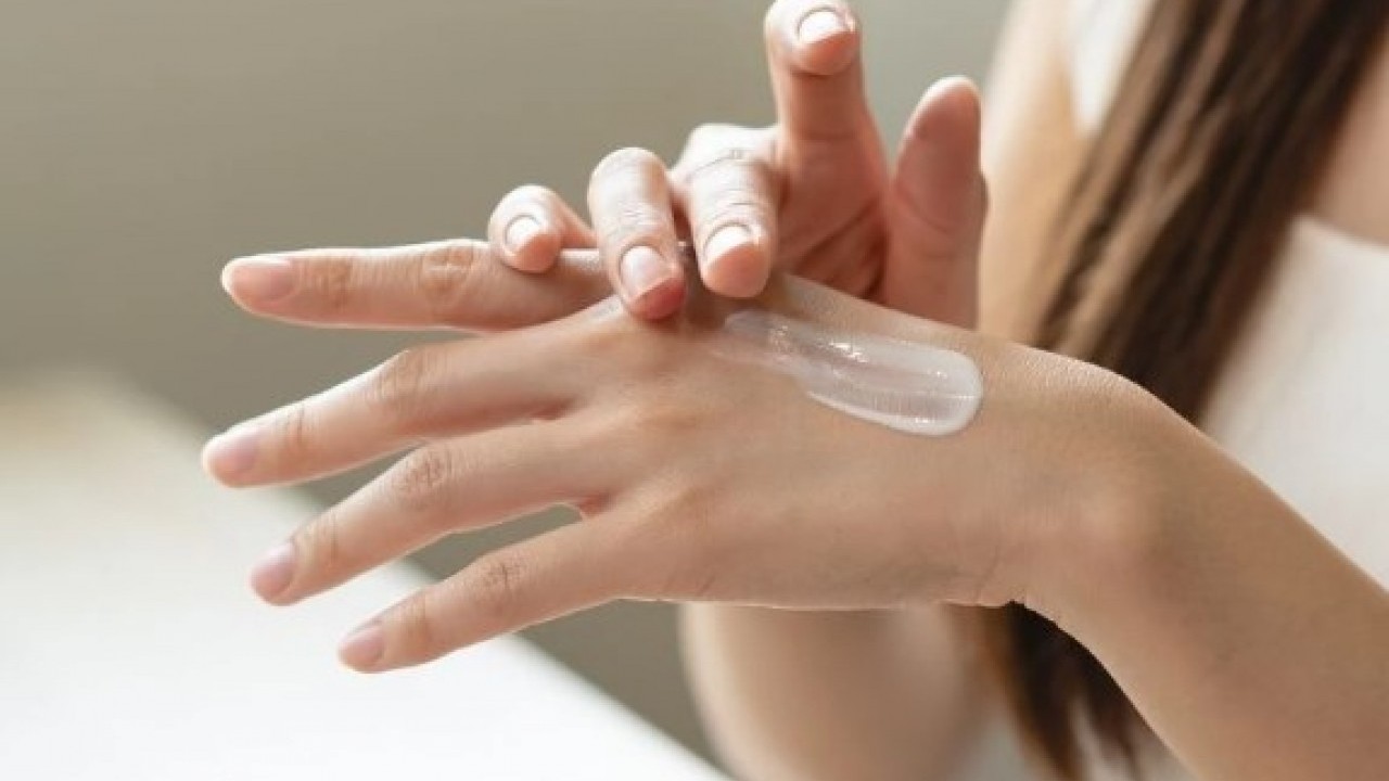 Ev hanımlarının dikkatine! Temizlik suyundan buruşan elleri pamuk gibi yapan yöntem