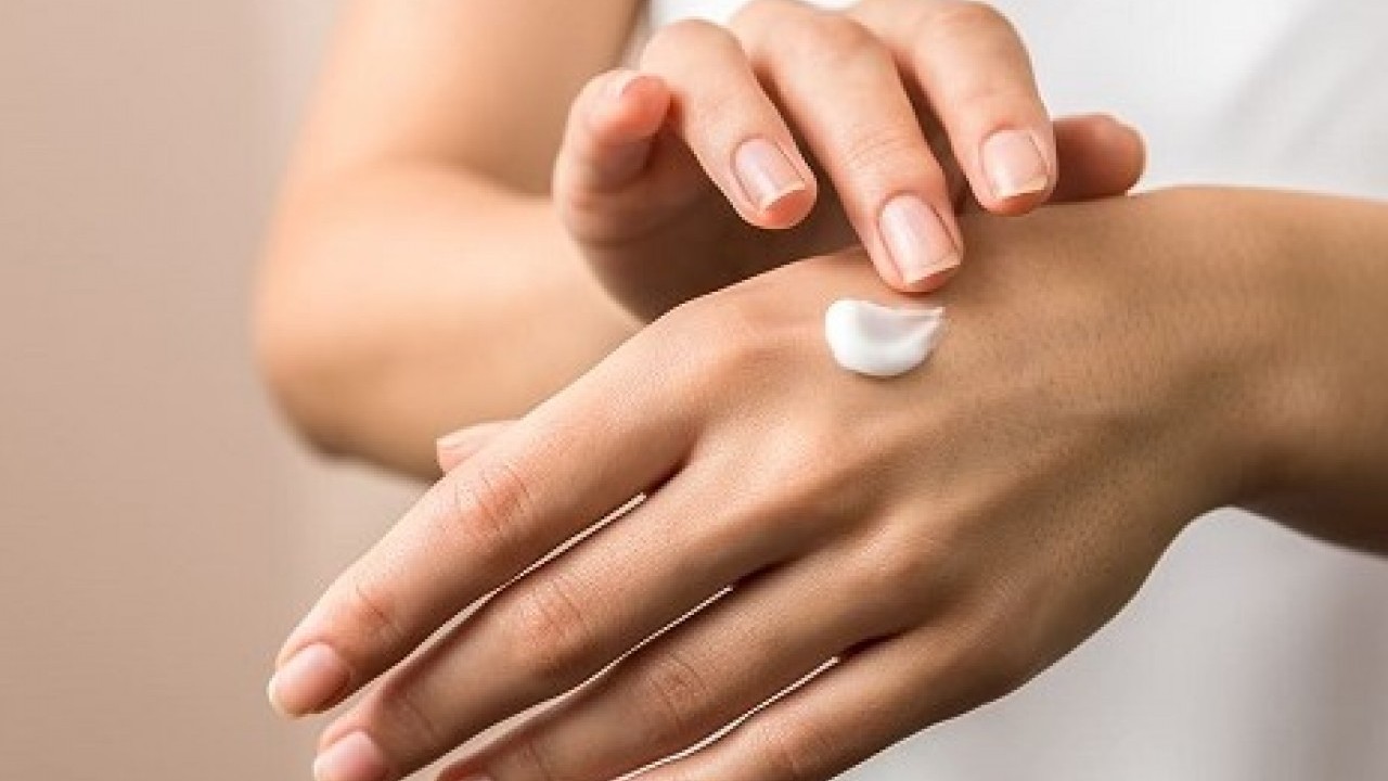 Ev hanımlarının dikkatine! Temizlik suyundan buruşan elleri pamuk gibi yapan yöntem