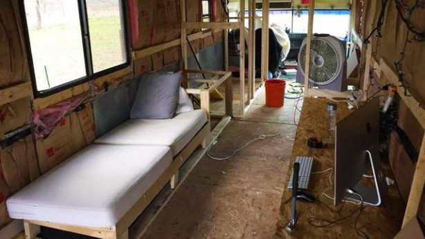  Ev kirası fazla gelince otobüsü eve dönüştürdü