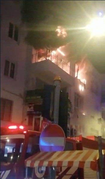 Foto - Ev sahibinin çıkarmak istediği kiracı kadın, evi ateşe verdi!