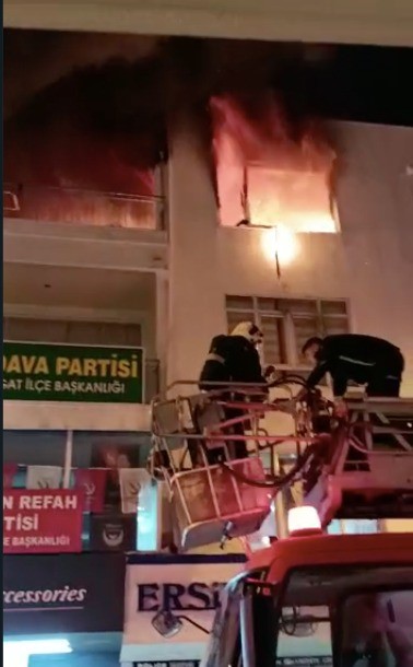 Ev sahibinin çıkarmak istediği kiracı kadın, evi ateşe verdi!