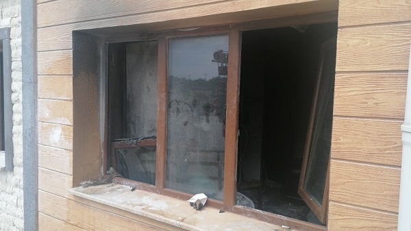 Foto - Ev savaş alanına döndü | Telefonunuzu şarja takarken iki kez düşünün! 