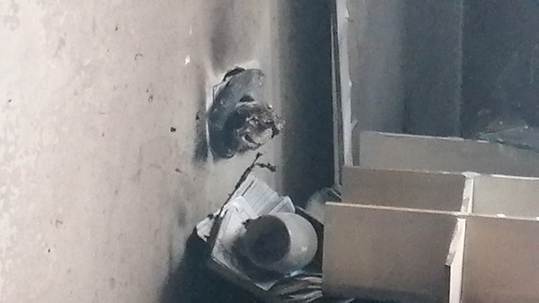 Foto - Ev savaş alanına döndü | Telefonunuzu şarja takarken iki kez düşünün! 