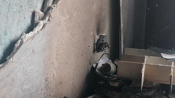 Foto - Ev savaş alanına döndü | Telefonunuzu şarja takarken iki kez düşünün! 