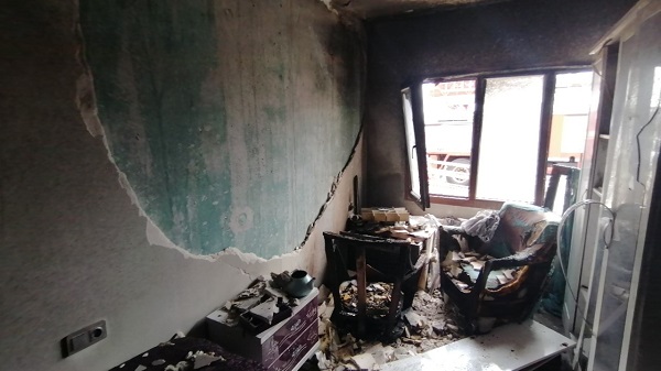 Foto - Ev savaş alanına döndü | Telefonunuzu şarja takarken iki kez düşünün! 