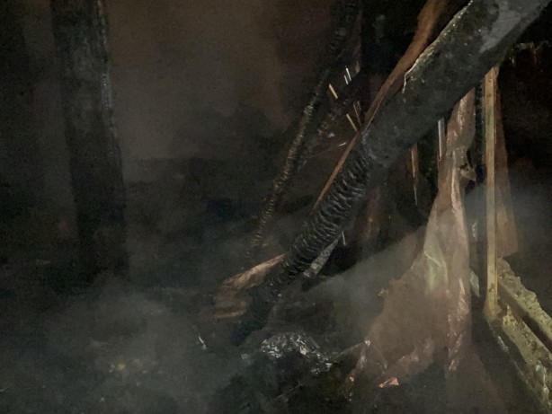 Foto - Ev ve kümesin kül olduğu yangında küçükbaş hayvanlar telef oldu