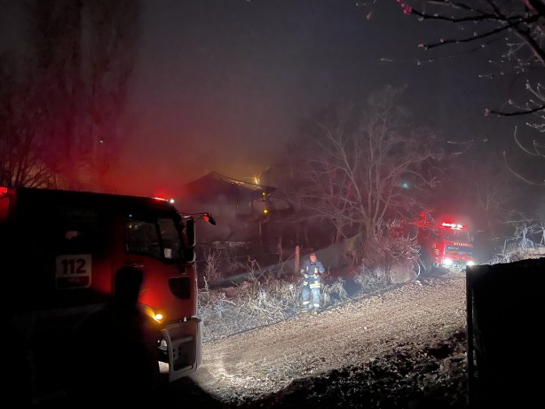 Foto - Ev ve kümesin kül olduğu yangında küçükbaş hayvanlar telef oldu