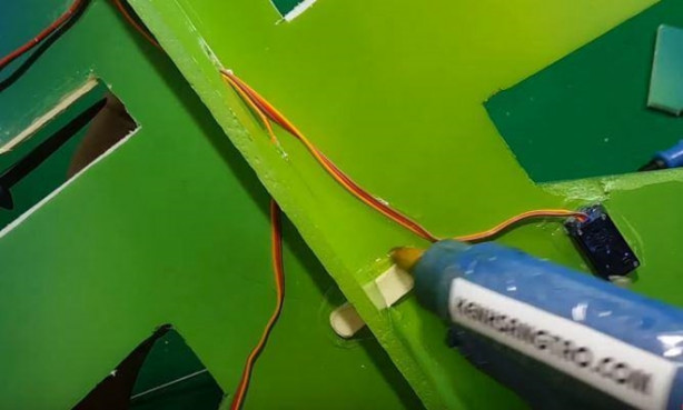 Foto - Evde uçak yaptı! Tek kelimeyle muhteşem!