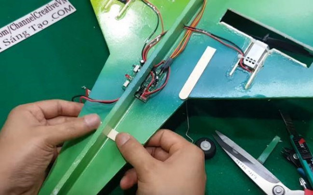 Foto - Evde uçak yaptı! Tek kelimeyle muhteşem!