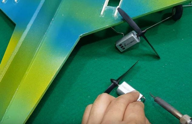 Foto - Evde uçak yaptı! Tek kelimeyle muhteşem!