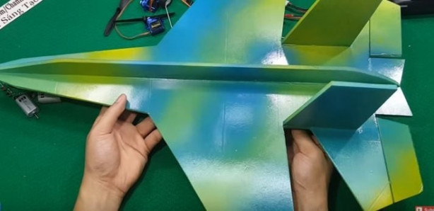 Foto - Evde uçak yaptı! Tek kelimeyle muhteşem!