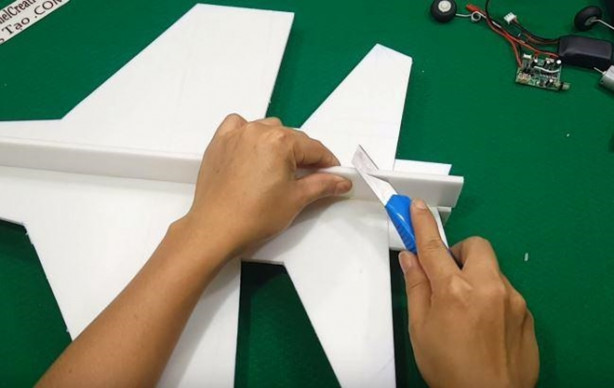 Foto - Evde uçak yaptı! Tek kelimeyle muhteşem!