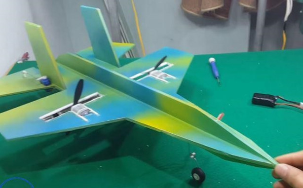 Foto - Evde uçak yaptı! Tek kelimeyle muhteşem!