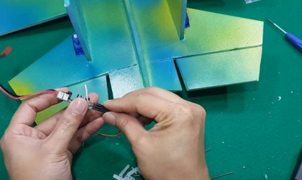 Foto - Evde uçak yaptı! Tek kelimeyle muhteşem!