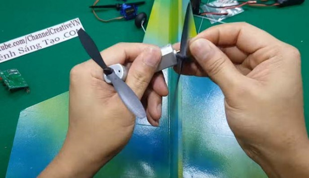 Foto - Evde uçak yaptı! Tek kelimeyle muhteşem!