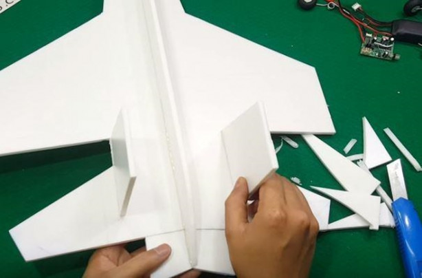 Foto - Evde uçak yaptı! Tek kelimeyle muhteşem!