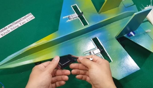 Foto - Evde uçak yaptı! Tek kelimeyle muhteşem!