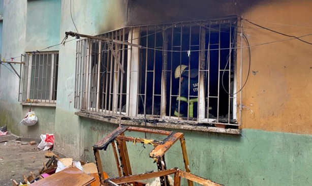 Evde yalnız bırakılan bebek yangından son anda kurtarıldı! Hayati tehlikesi var