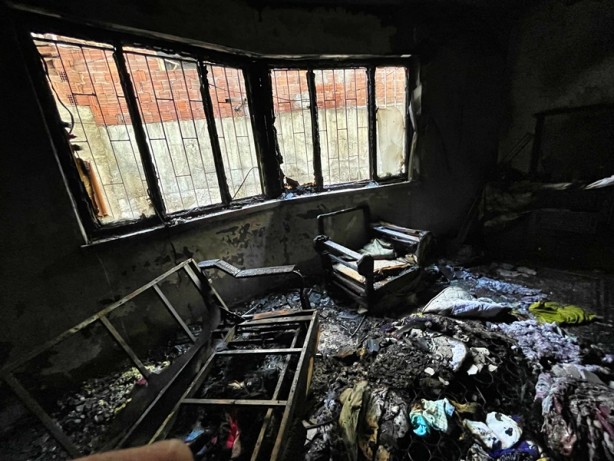 Foto - Evde yalnız bırakılan bebek yangından son anda kurtarıldı! Hayati tehlikesi var