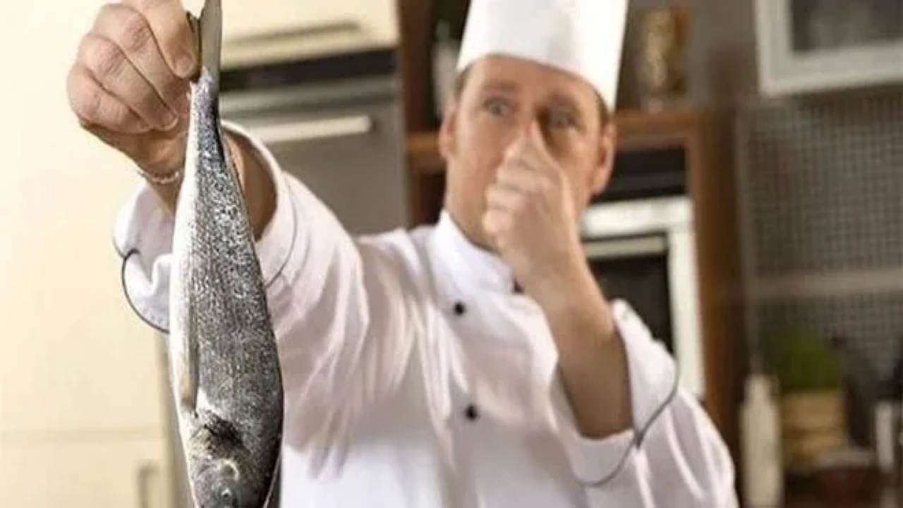 Evdeki balık kokusuna kökten ve anında çözüm: Cezveye koyacağınız o bir kaşıkla kötü kokudan eser kalmayacak