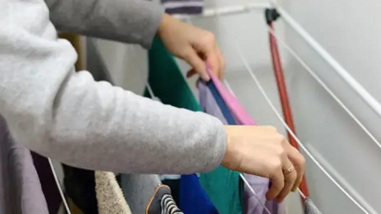 Evdeki nemi artırabiliyor: Kışın çamaşır kurutmak zorunda kalanlara pratik çözüm!