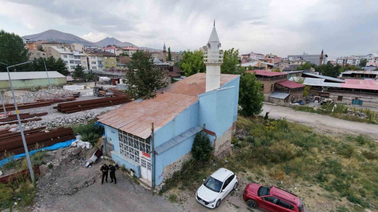 Evden bozma cami kente direniyor: 5 metrelik minaresiyle dikkat çekiyor