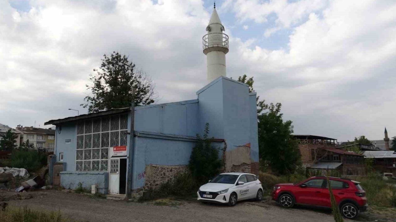 Foto - Evden bozma cami kente direniyor: 5 metrelik minaresiyle dikkat çekiyor