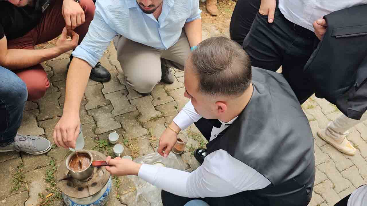 Eve varmak saatler sürüyor: Asırlık düğün geleneği duyanları şaşırttı