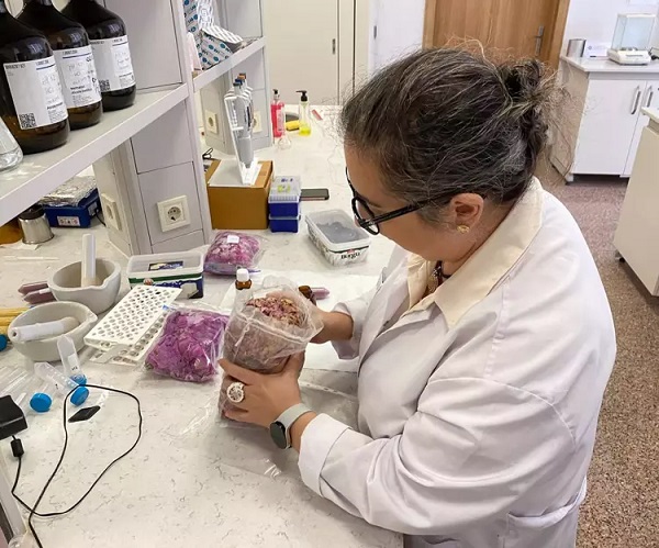 Foto - Evet, doğru okuyorsunuz! Bu parfüm sürülmüyor yutuluyor