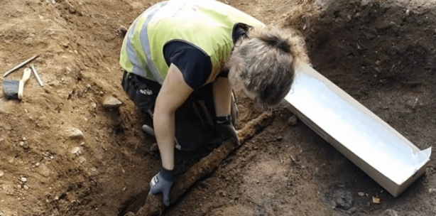Evin altını kazdılar! Mezar bulunca kazmaya devam ettiler, sonra buldukları şeyi görünce hemen ekipleri aradılar